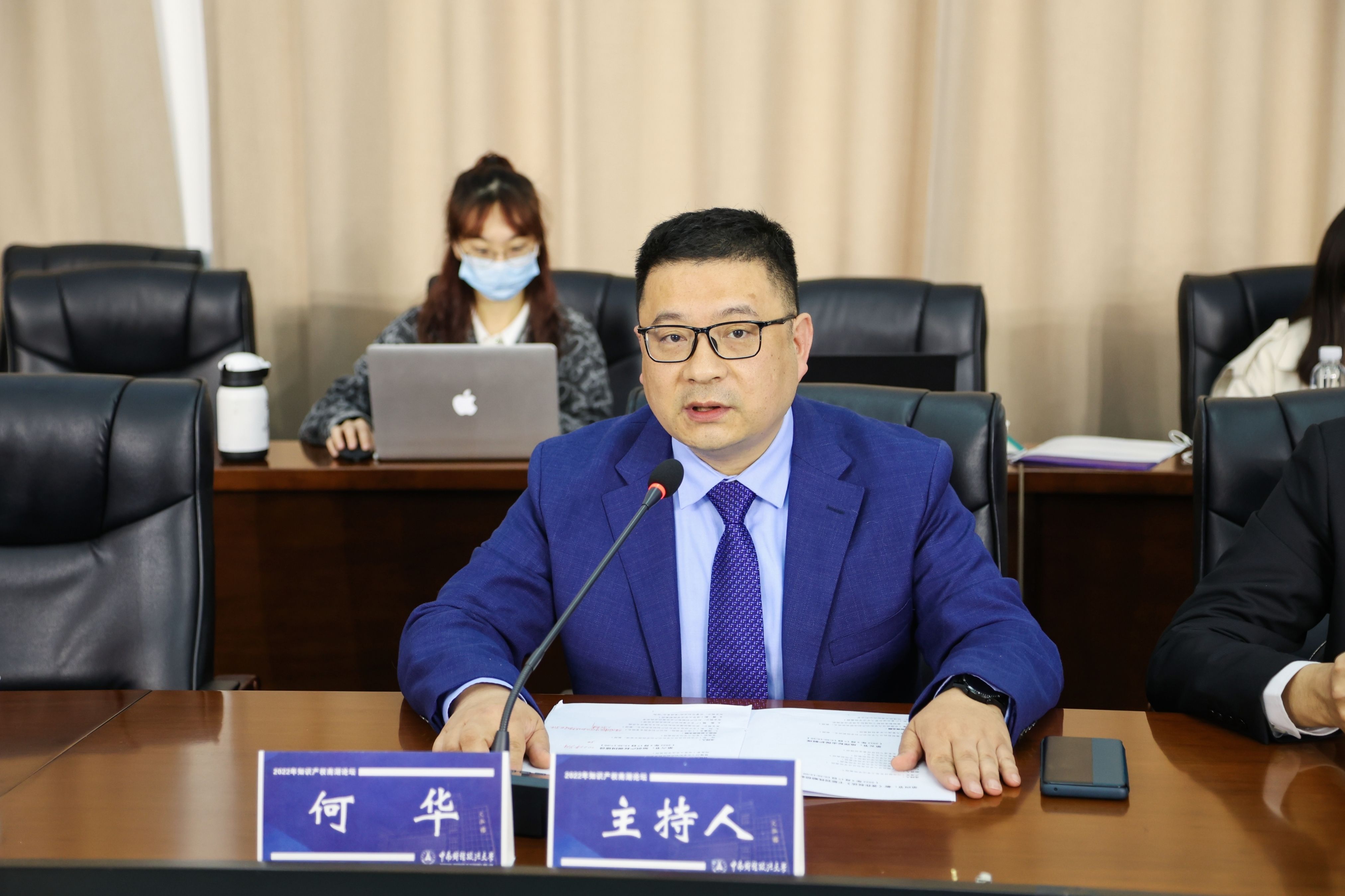 2何华.JPG
